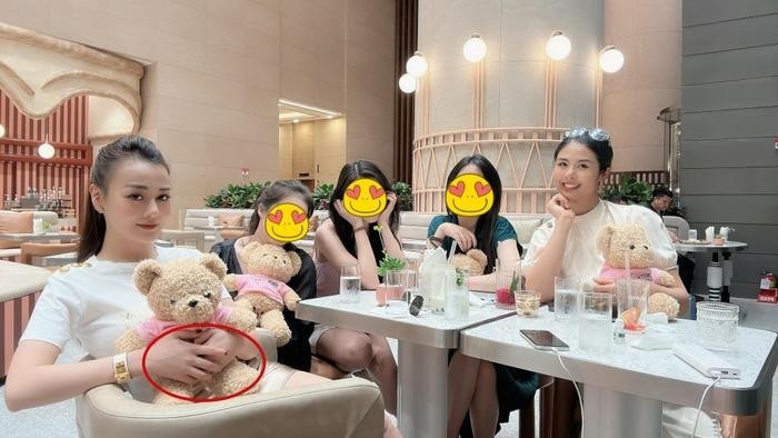 Diện mạo lạ lẫm của Phương Oanh. Ảnh: FBNV