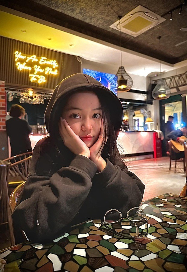 Vẻ đẹp trong veo của cô bé ở tuổi 12. Ảnh: Internet