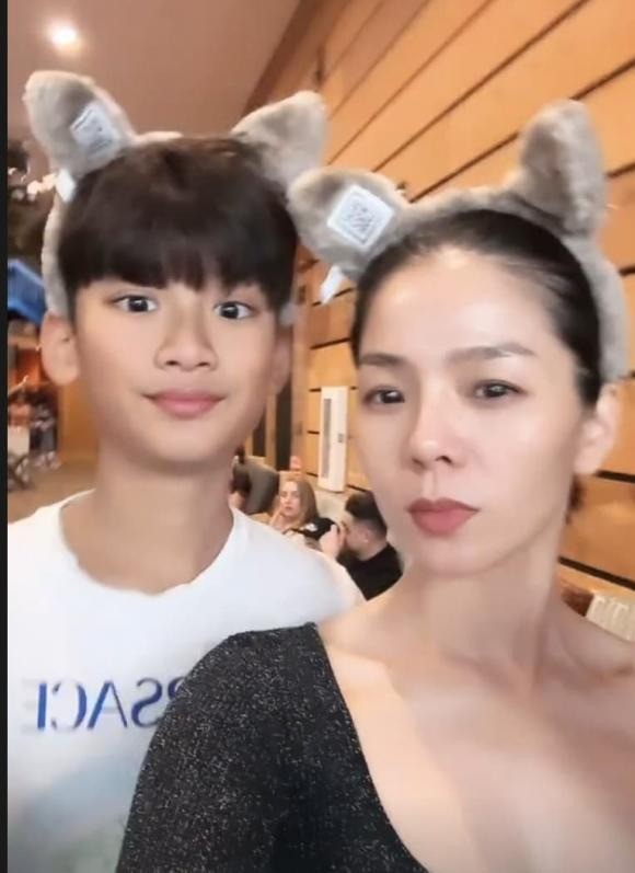 Lệ Quyên trẻ trung bên cạnh con trai. Ảnh: FBNV