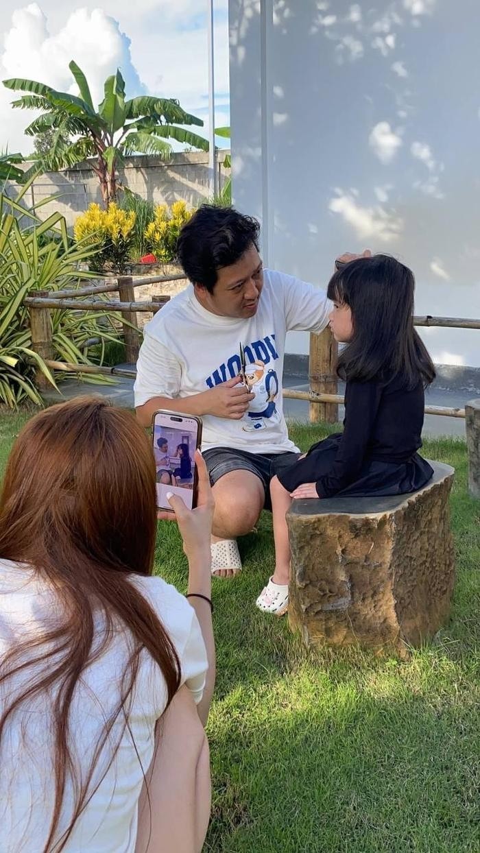 Khoảnh khắc bình dị nhưng hạnh phúc của gia đình Trường Giang và Nhã Phương. Ảnh: FBNV