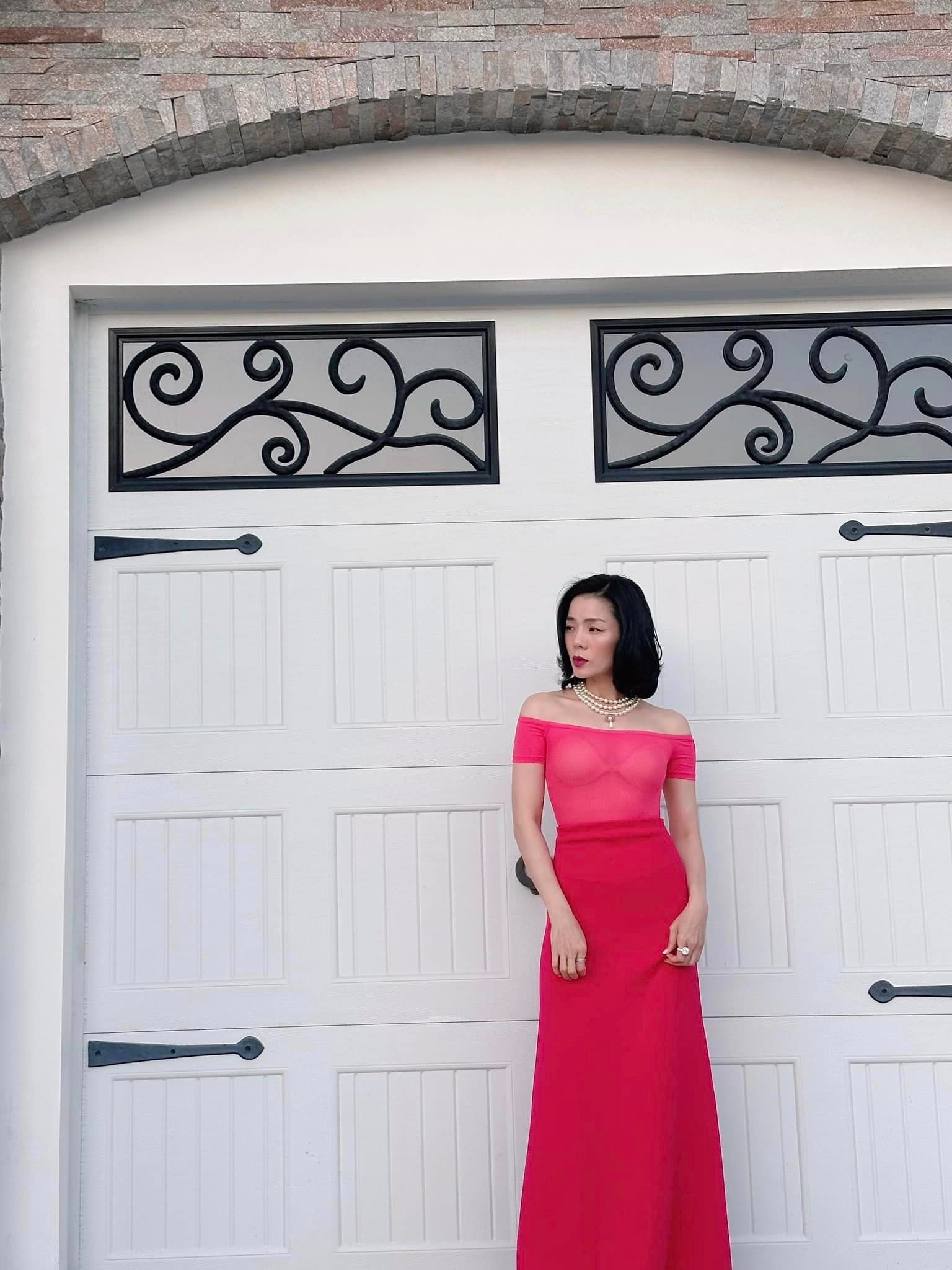 Lệ Quyên lên đồ xuyên thấu. Ảnh: Internet