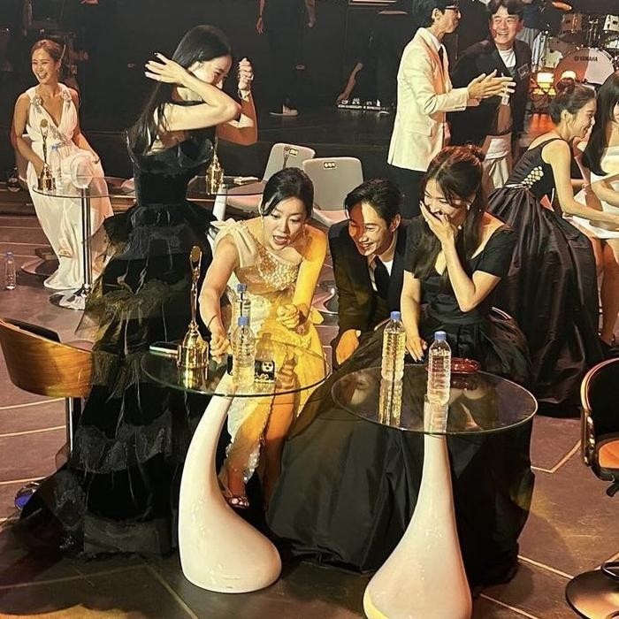 Song Hye Kyo đẹp phát sáng tại sự kiện điện ảnh thế nhưng lại gặp phải một sự cố - Ảnh 1 Song Hye Kyo đẹp phát sáng tại sự kiện điện ảnh thế nhưng lại gặp phải một sự cố - Ảnh 1