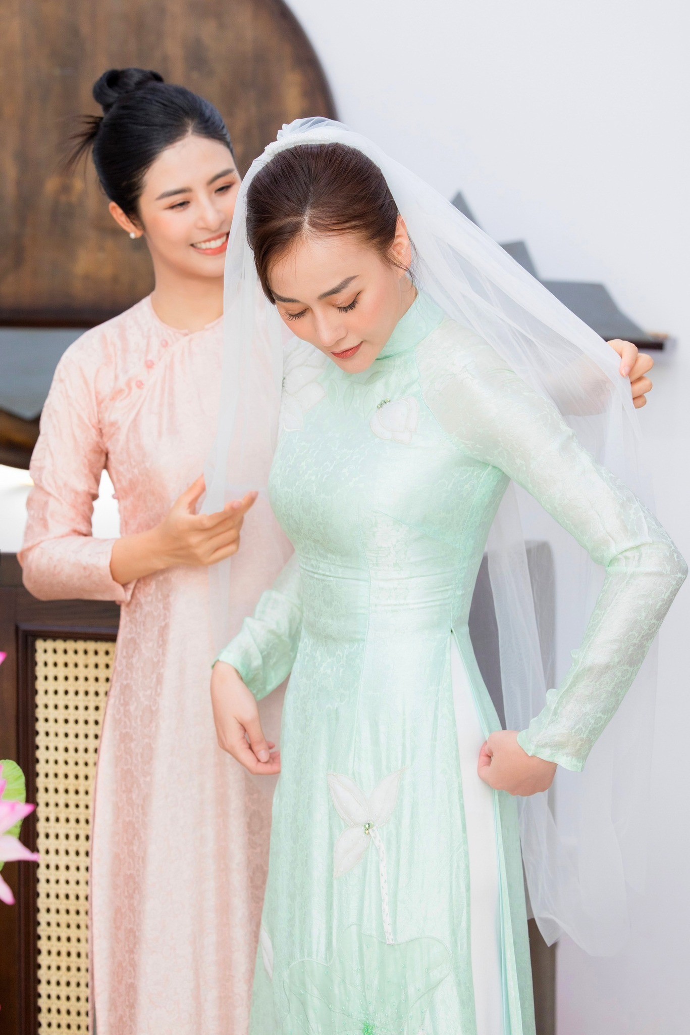 Phương Oanh cùng 2 mẹ chồng thử áo dài ăn hỏi: Vô tình hé lộ mối quan hệ giữa mẹ chồng - nàng dâu - Ảnh 1 Phương Oanh cùng 2 mẹ chồng thử áo dài ăn hỏi: Vô tình hé lộ mối quan hệ giữa mẹ chồng - nàng dâu - Ảnh 1