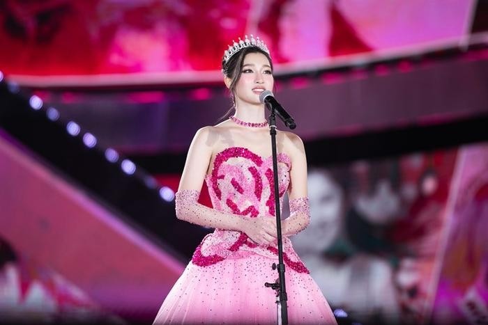 Phương Nhi phát biểu tại đêm chung kết Miss World Vietnam. Ảnh: Internet Phương Nhi phát biểu tại đêm chung kết Miss World Vietnam. Ảnh: Internet