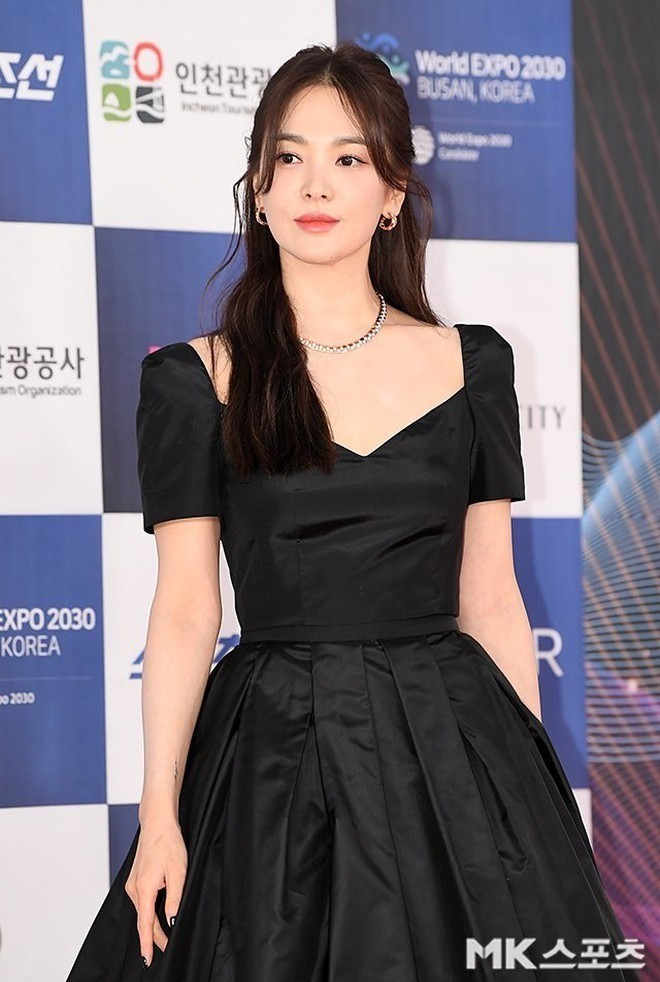 Song Hye Kyo đẹp phát sáng tại sự kiện điện ảnh thế nhưng lại gặp phải một sự cố - Ảnh 2 Song Hye Kyo đẹp phát sáng tại sự kiện điện ảnh thế nhưng lại gặp phải một sự cố - Ảnh 2