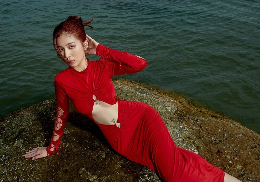 Vợ Hồ Quang Hiếu khoe thân hình nuột nà giữa biển khơi, đọ sức nóng với nắng hè - Ảnh 4