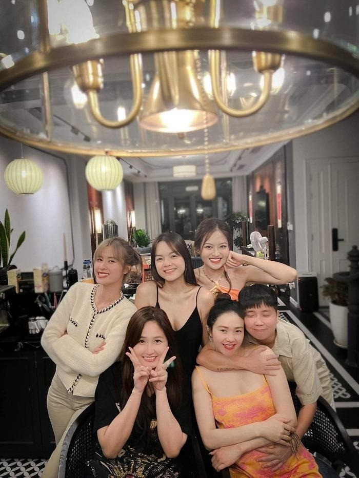 Minh Hằng rạng ngời khi hội ngộ hội bạn thân. Ảnh: FBNV Minh Hằng rạng ngời khi hội ngộ hội bạn thân. Ảnh: FBNV