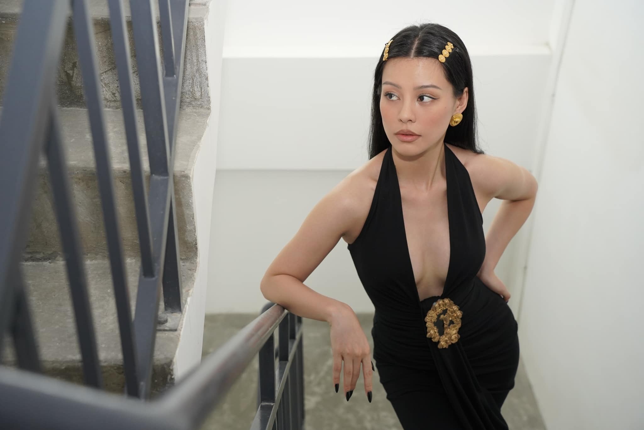 Bùi Lan Hương lên đồ cắt xẻ khoe thân hình quyến rũ ở tuổi 34 - Ảnh 2