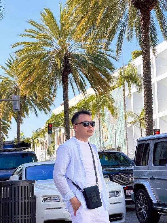 Shark Bình khoe thần thái ở trời Mỹ. Ảnh: FBNV Shark Bình khoe thần thái ở trời Mỹ. Ảnh: FBNV