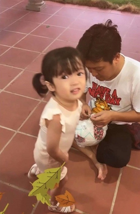 Vợ chồng Trường Giang và Nhã Phương rất hạn chế chia sẻ hình ảnh cận mặt con gái. Ảnh: Internet Vợ chồng Trường Giang và Nhã Phương rất hạn chế chia sẻ hình ảnh cận mặt con gái. Ảnh: Internet
