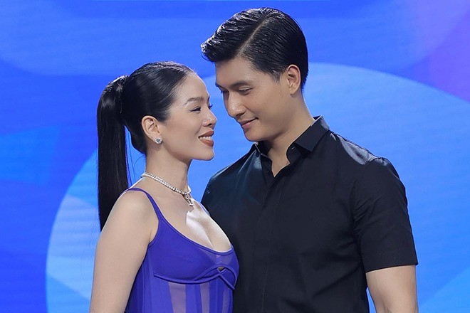 Lệ Quyên và Lâm Bảo Châu hiện diện đầy tình cảm trên sóng truyền hình - Ảnh 1