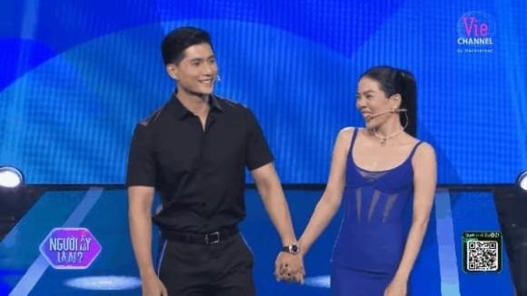 Lệ Quyên và Lâm Bảo Châu cực tình tứ trên sóng truyền hình. Ảnh: Internet