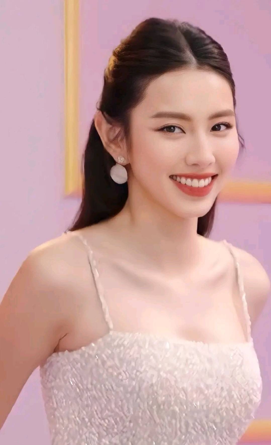 Hoa hậu Thùy Tiên đẹp 'phát sáng' trên sóng truyền hình - Ảnh 3 Hoa hậu Thùy Tiên đẹp 'phát sáng' trên sóng truyền hình - Ảnh 3