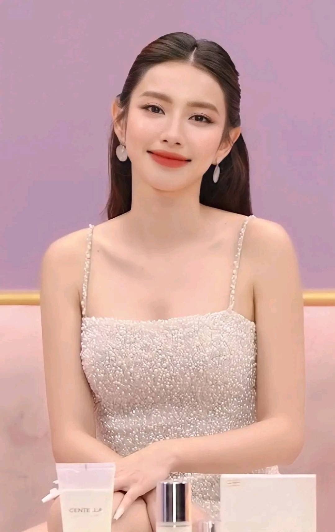 Thùy Tiên xinh đẹp với mọi góc mặt và mọi biểu cảm. Ảnh: Internet Thùy Tiên xinh đẹp với mọi góc mặt và mọi biểu cảm. Ảnh: Internet