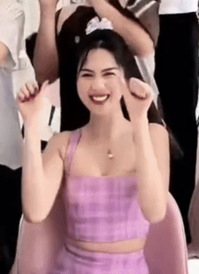 Sao Việt 8/8: Thùy Tiên và Quang Linh Vlogs hội ngộ, Phương Oanh khoe dáng chuẩn trên biển Hawaii - Ảnh 2 Sao Việt 8/8: Thùy Tiên và Quang Linh Vlogs hội ngộ, Phương Oanh khoe dáng chuẩn trên biển Hawaii - Ảnh 2