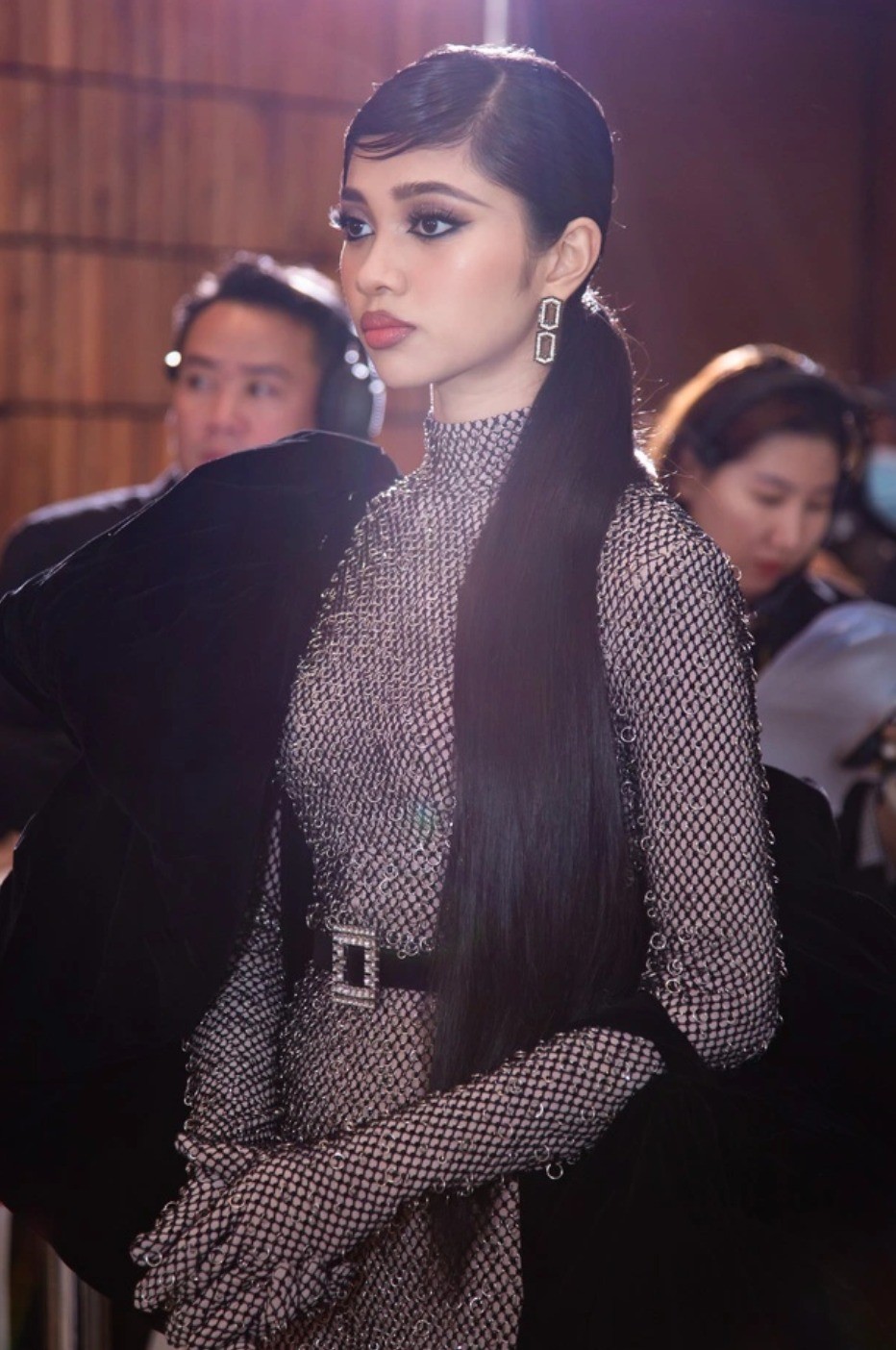 Á hậu Minh Kiên gây bất ngờ khi rũ bỏ phong cách 'công chúa Disney' - Ảnh 2