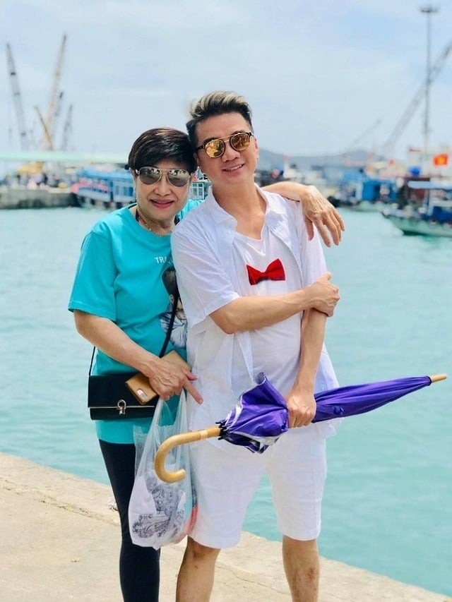 Đàm Vĩnh Hưng hội ngộ vợ cũ sau 2 năm ly hôn - Ảnh 1 Đàm Vĩnh Hưng hội ngộ vợ cũ sau 2 năm ly hôn - Ảnh 1
