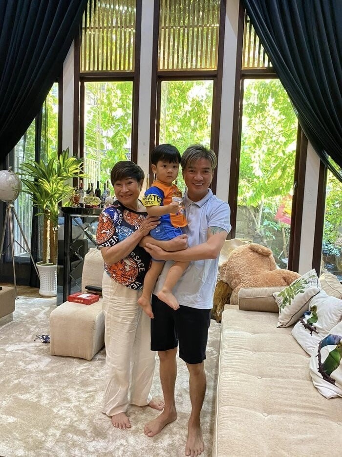 Đàm Vĩnh Hưng thân thiết với vợ cũ Liên Phạm dù cho cả hai đã ly hôn. Ảnh: Internet Đàm Vĩnh Hưng thân thiết với vợ cũ Liên Phạm dù cho cả hai đã ly hôn. Ảnh: Internet