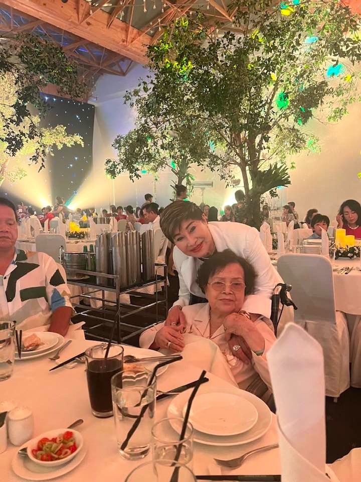 Vợ cũ Đàm Vĩnh Hưng thân thiết với mẹ chồng cũ. Ảnh: FBNV Vợ cũ Đàm Vĩnh Hưng thân thiết với mẹ chồng cũ. Ảnh: FBNV