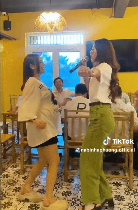 Nhã Phương lộ rõ bụng bầu lớn. Ảnh: Chụp màn hình Nhã Phương lộ rõ bụng bầu lớn. Ảnh: Chụp màn hình