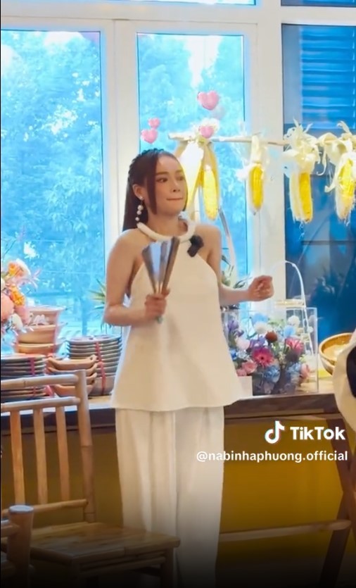 Nhã Phương thoải mái nhún nhảy theo điệu nhạc. Ảnh: Chụp màn hình Nhã Phương thoải mái nhún nhảy theo điệu nhạc. Ảnh: Chụp màn hình