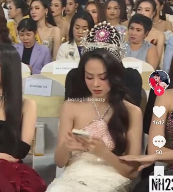 Ngọc Thảo đã có hành động khéo léo nhắc nhở Thanh Thủy. Ảnh: Chụp màn hình Ngọc Thảo đã có hành động khéo léo nhắc nhở Thanh Thủy. Ảnh: Chụp màn hình
