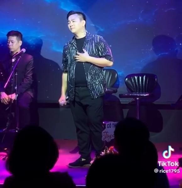 Hoài Lâm gây xôn xao với hình ảnh bụng bia. Ảnh: Chụp màn hình Hoài Lâm gây xôn xao với hình ảnh bụng bia. Ảnh: Chụp màn hình
