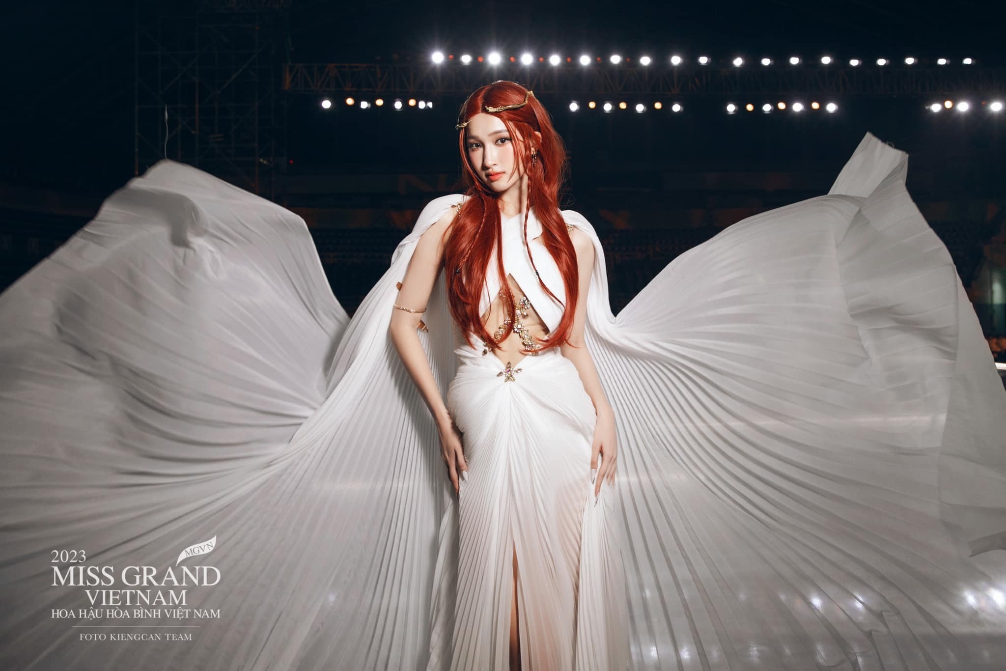 Phương Nhi lộng lẫy trong chiếc váy trắng cùng mái tóc nổi bật. Ảnh: FBNV