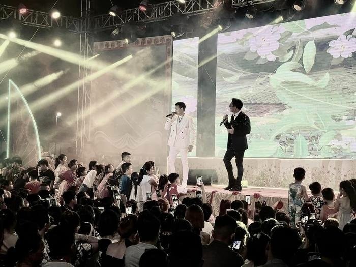 Phùng Ngọc Huy trở lại với sân khấu cùng Châu Khải Phong. Ảnh: FBNV Phùng Ngọc Huy trở lại với sân khấu cùng Châu Khải Phong. Ảnh: FBNV