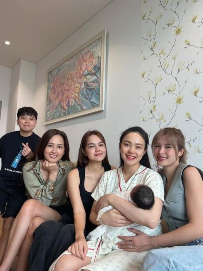 Sau sinh, diện mạo của Minh Hằng luôn nhận được lời khen ngợi. Ảnh: FBNV Sau sinh, diện mạo của Minh Hằng luôn nhận được lời khen ngợi. Ảnh: FBNV