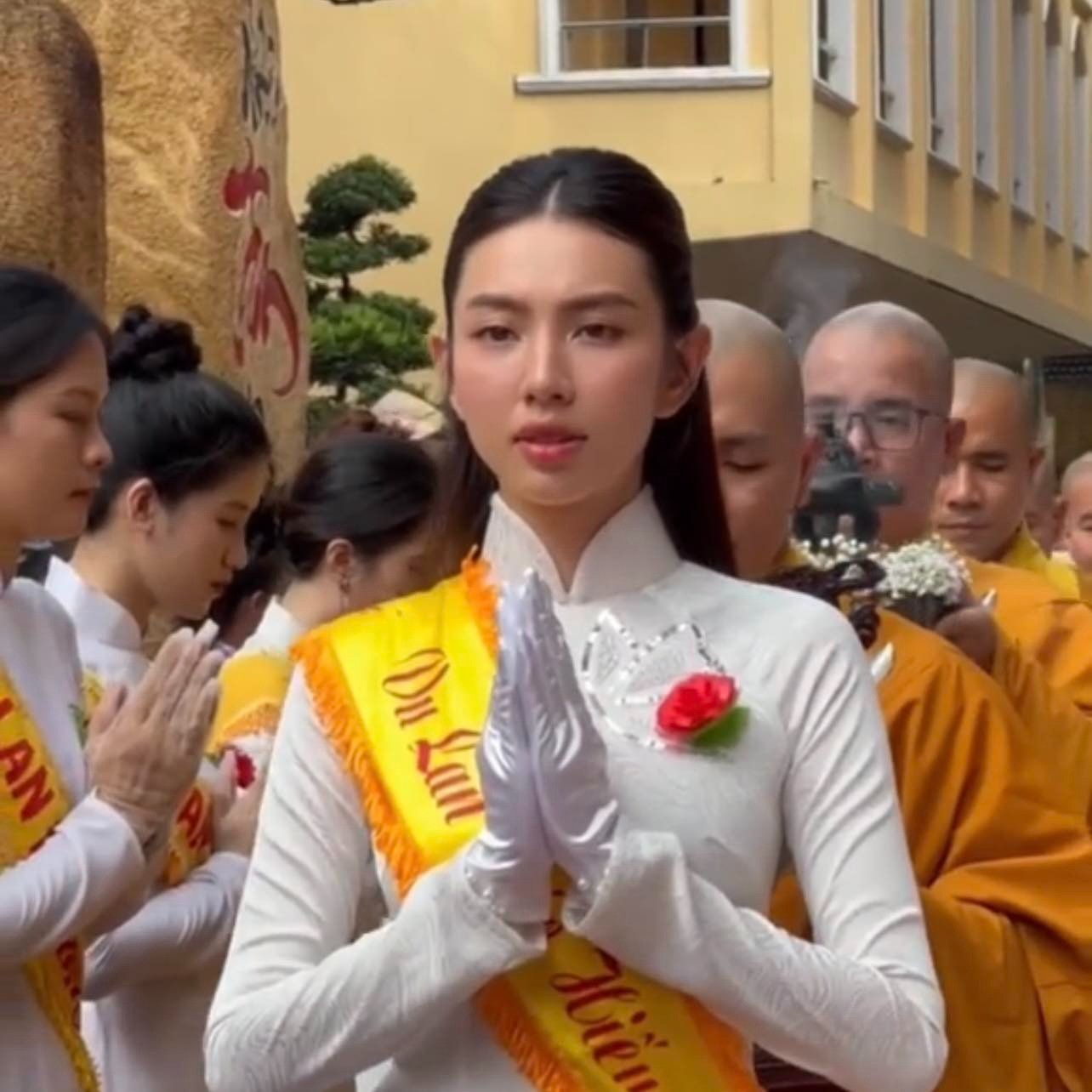 Thùy Tiên tại chùa Hoằng Pháp. Ảnh: Internet Thùy Tiên tại chùa Hoằng Pháp. Ảnh: Internet