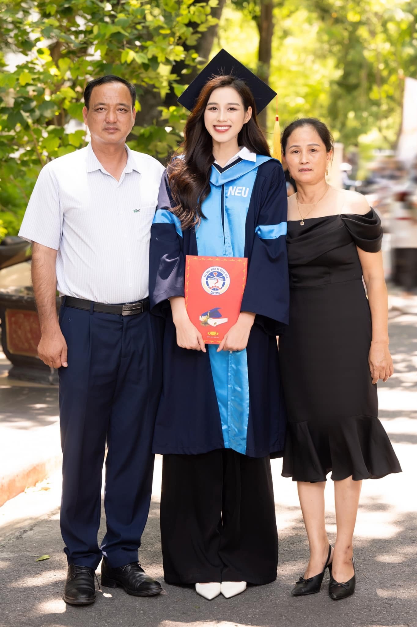 Gia đình Đỗ Thị Hà hiện diện trong ngày trọng đại của cô. Ảnh: FBNV Gia đình Đỗ Thị Hà hiện diện trong ngày trọng đại của cô. Ảnh: FBNV