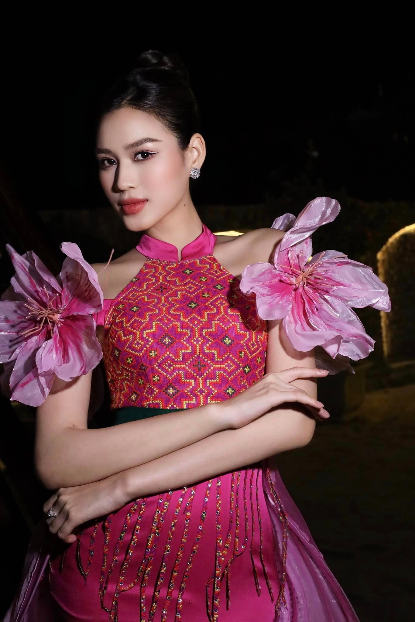 Đỗ Thị Hà 'biến hình' với nhiều trang phục ấn tượng dịp nghỉ lễ - Ảnh 2 Đỗ Thị Hà 'biến hình' với nhiều trang phục ấn tượng dịp nghỉ lễ - Ảnh 2