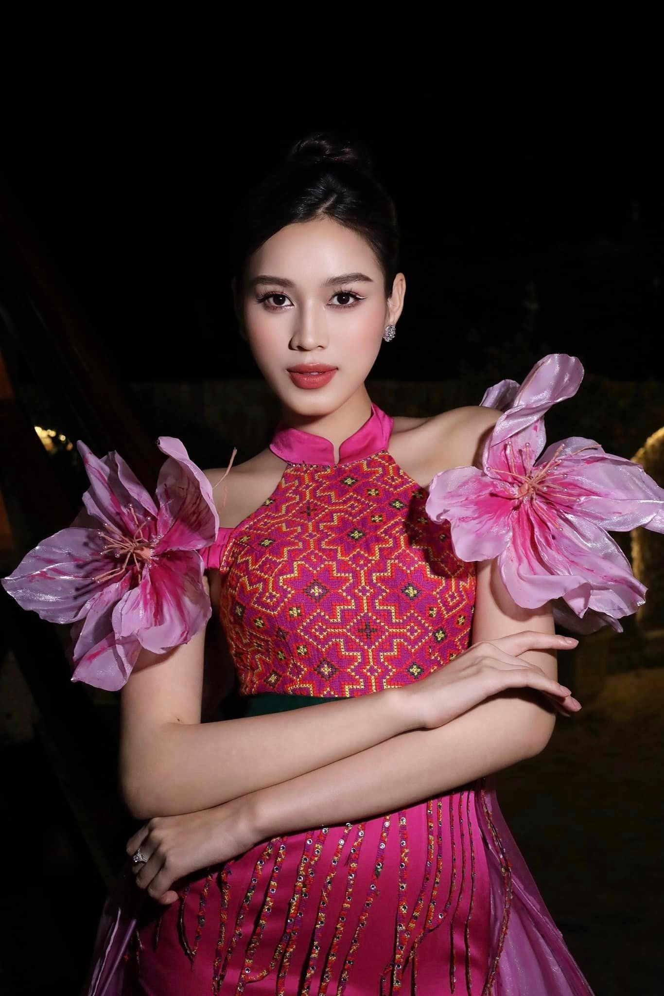 Đỗ Thị Hà hóa nàng hoa ban. Ảnh: FBNV Đỗ Thị Hà hóa nàng hoa ban. Ảnh: FBNV