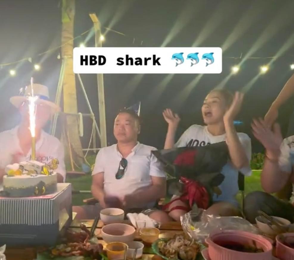 Phương Oanh cùng bạn bè tổ chức bữa tiệc nhỏ mừng sinh nhật shark Bình. Ảnh: Chụp màn hình Phương Oanh cùng bạn bè tổ chức bữa tiệc nhỏ mừng sinh nhật shark Bình. Ảnh: Chụp màn hình