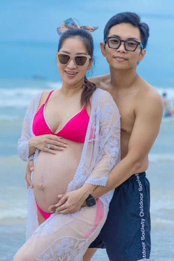 Khánh Thi tự tin diện đồ bơi ở tháng cuối thai kỳ, nhan sắc 'mẹ bầu' gây bất ngờ - Ảnh 2 Khánh Thi tự tin diện đồ bơi ở tháng cuối thai kỳ, nhan sắc 'mẹ bầu' gây bất ngờ - Ảnh 2