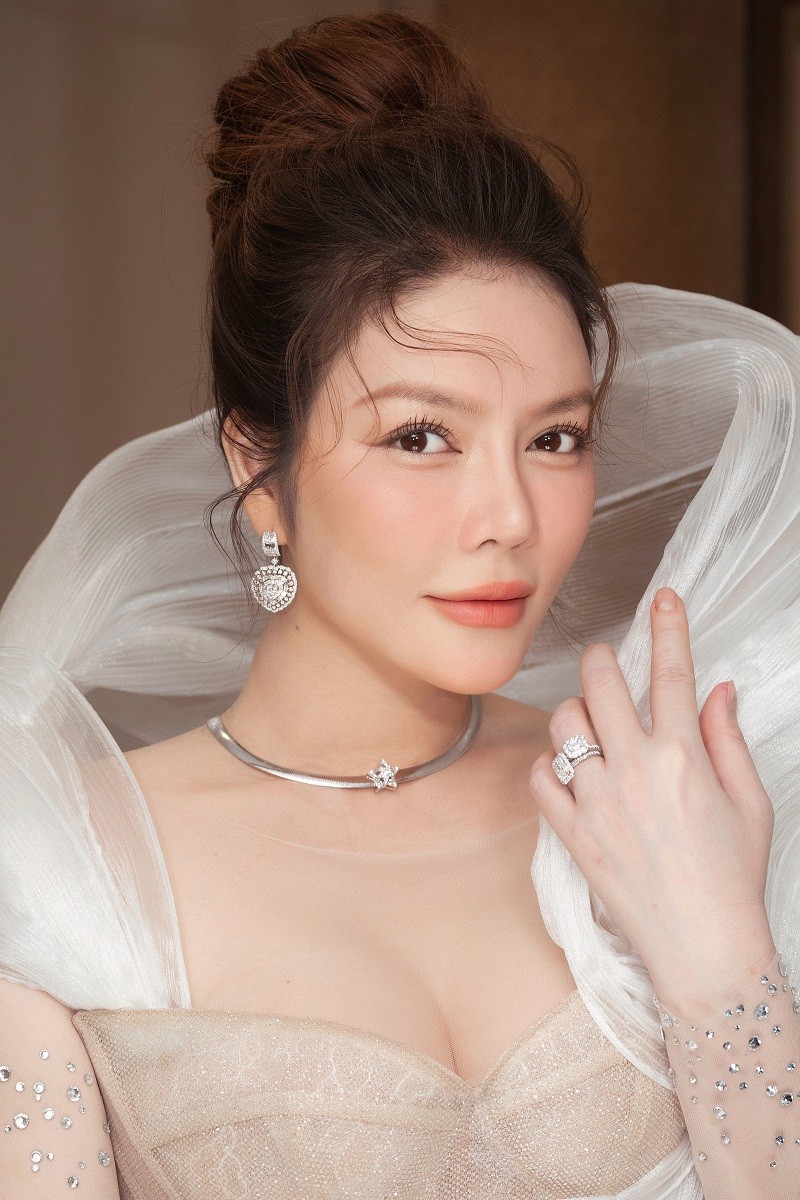 Lý Nhã Kỳ đẹp phát sáng khi hóa cô dâu, diện trang sức tiền tỷ - Ảnh 2 Lý Nhã Kỳ đẹp phát sáng khi hóa cô dâu, diện trang sức tiền tỷ - Ảnh 2