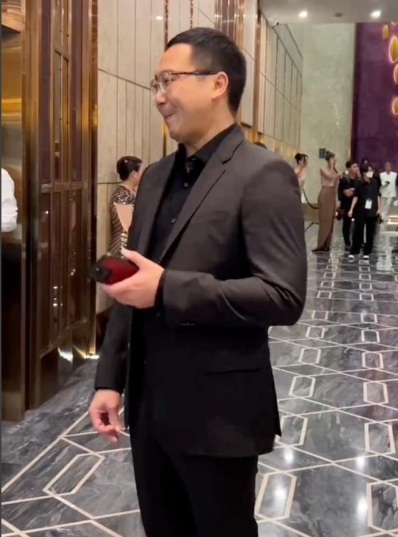 Chồng doanh nhân của Lan Khuê hiện diện lịch lãm tại sự kiện. Ảnh: Chụp màn hình Chồng doanh nhân của Lan Khuê hiện diện lịch lãm tại sự kiện. Ảnh: Chụp màn hình