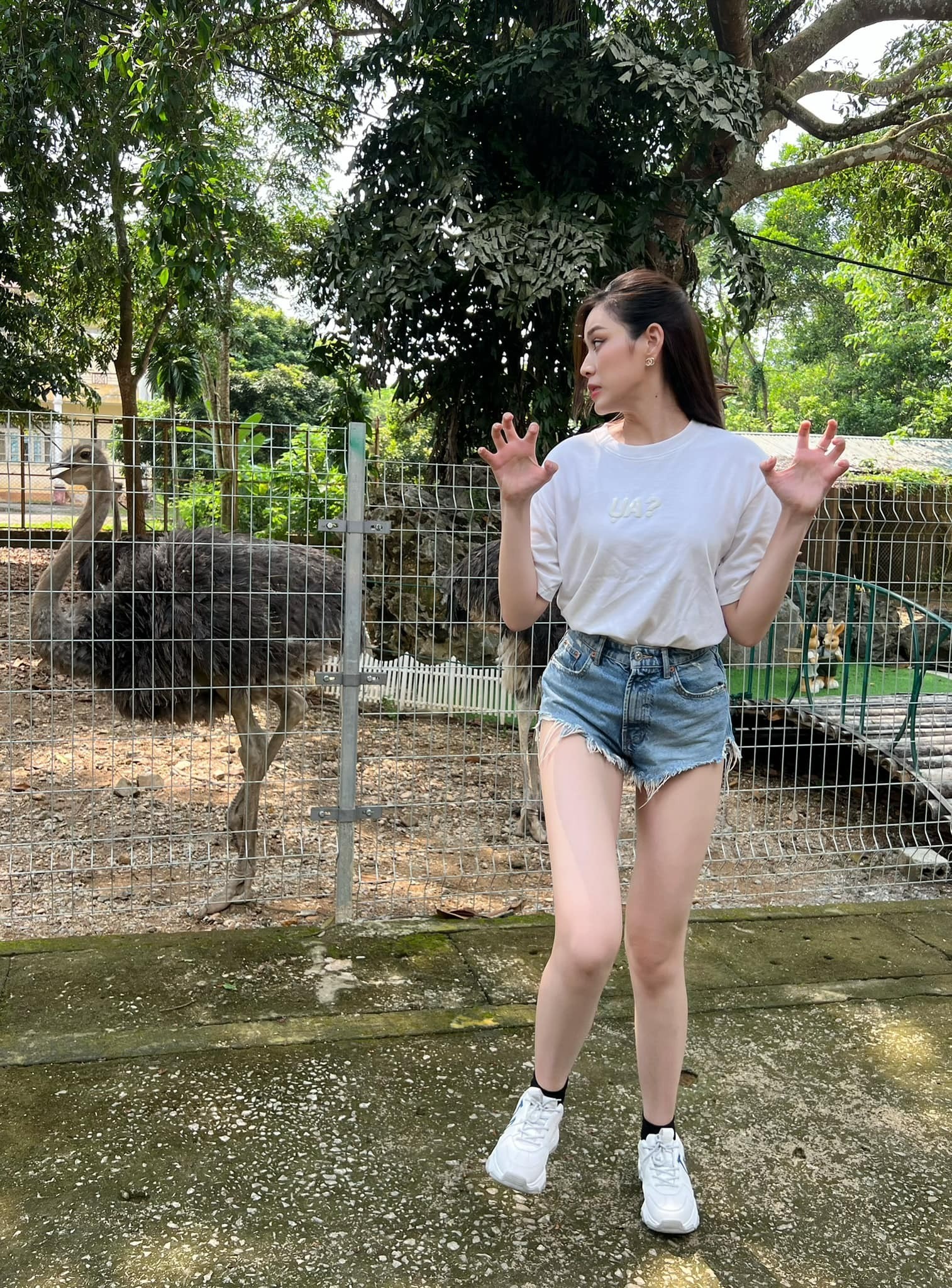 Đỗ Thị Hà khoe đôi chân 'kiếm Nhật' cực phẩm trong vườn quốc gia - Ảnh 1