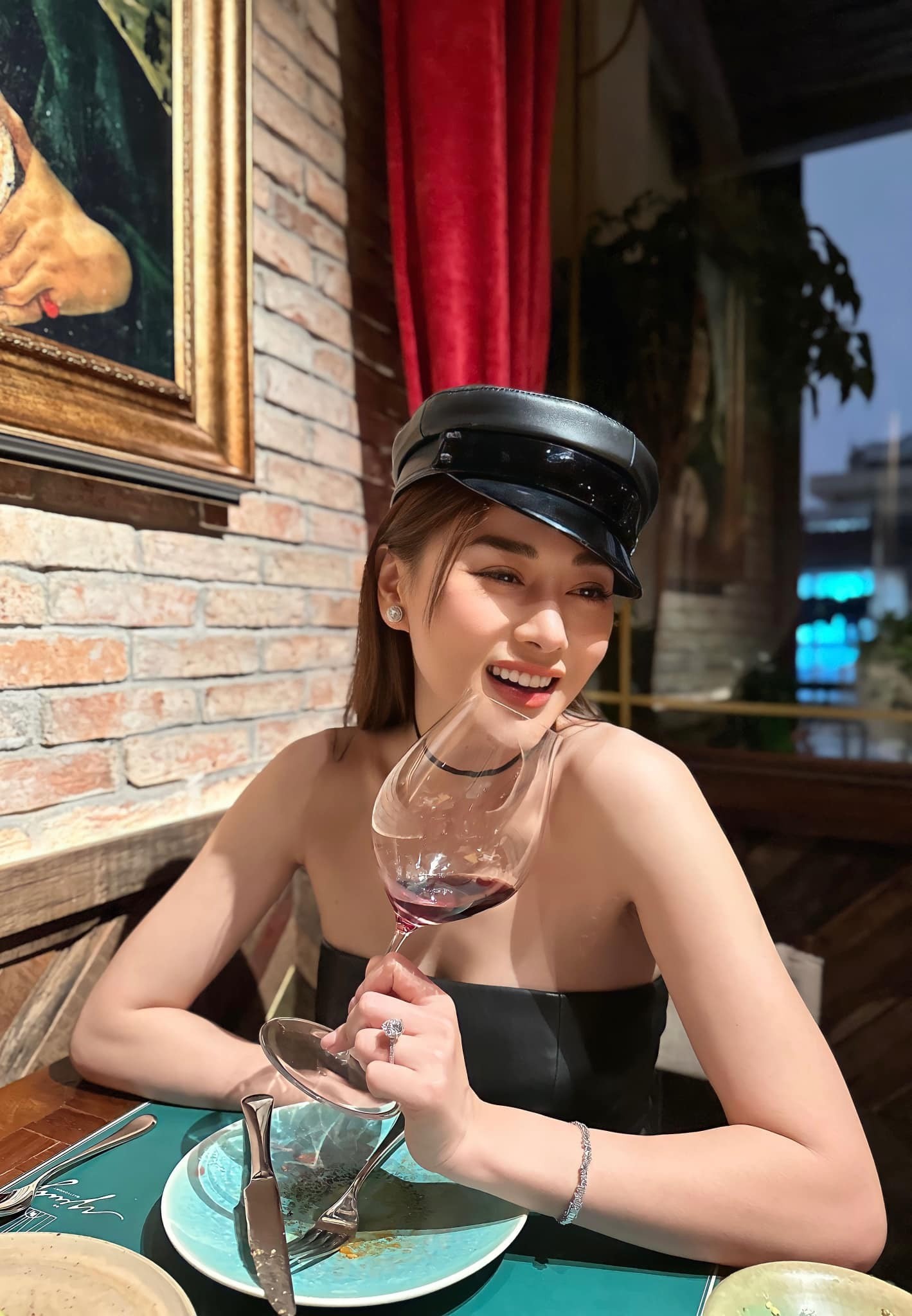 Phương Oanh hiện tại đang có công việc kinh doanh thuận lợi. Ảnh: FBNV