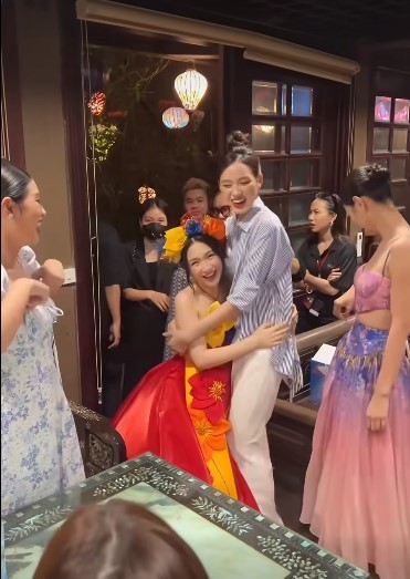 Video: Đỗ Thị Hà và Hòa Minzy có hành động cực hài hước trong lần đầu tiên gặp nhau - Ảnh 1 Video: Đỗ Thị Hà và Hòa Minzy có hành động cực hài hước trong lần đầu tiên gặp nhau - Ảnh 1