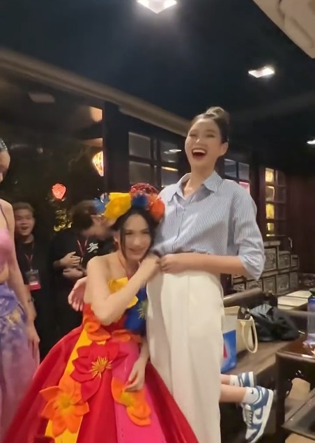 Khoảnh khắc đáng yêu của Đỗ Thị Hà và Hòa Minzy. Ảnh: Chụp màn hình Khoảnh khắc đáng yêu của Đỗ Thị Hà và Hòa Minzy. Ảnh: Chụp màn hình