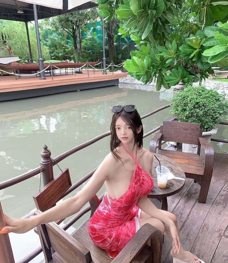 Dụi mắt liên tục trước loạt ảnh của 'thánh nữ cà áp': Nổi tiếng nhanh chóng nhờ diện mạo 'khác người' - Ảnh 1 Dụi mắt liên tục trước loạt ảnh của 'thánh nữ cà áp': Nổi tiếng nhanh chóng nhờ diện mạo 'khác người' - Ảnh 1