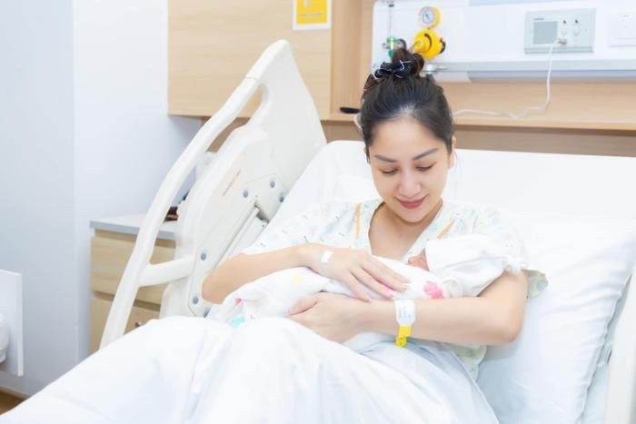 Khánh Thi sinh con thứ ba 'mẹ tròn con vuông', diện mạo của mẹ bỉm gây chú ý - Ảnh 1 Khánh Thi sinh con thứ ba 'mẹ tròn con vuông', diện mạo của mẹ bỉm gây chú ý - Ảnh 1