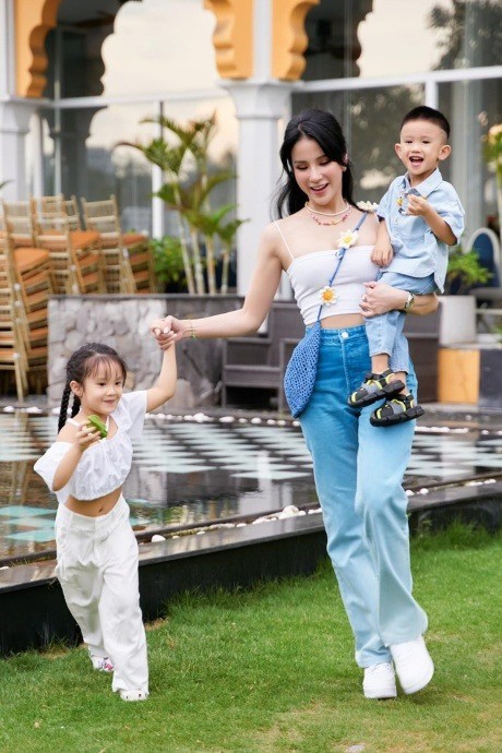 Diệp Lâm Anh muốn nuôi con và để các con sau này lựa chọn người sống cùng. Ảnh: Internet Diệp Lâm Anh muốn nuôi con và để các con sau này lựa chọn người sống cùng. Ảnh: Internet