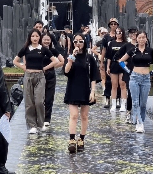 Hòa Minzy bị 'dìm' chiều cao trong khoảnh khắc được camera thường ghi lại mới đây. Ảnh: Chụp màn hình Hòa Minzy bị 'dìm' chiều cao trong khoảnh khắc được camera thường ghi lại mới đây. Ảnh: Chụp màn hình