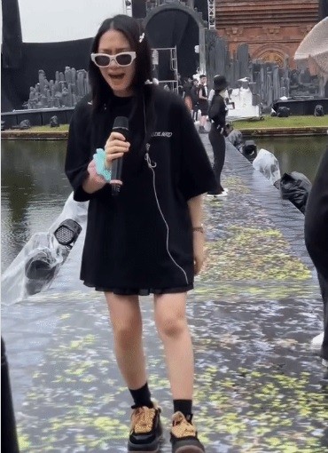 Hòa Minzy bại lộ một sự thật về sắc vóc thông qua camera thường - Ảnh 1 Hòa Minzy bại lộ một sự thật về sắc vóc thông qua camera thường - Ảnh 1