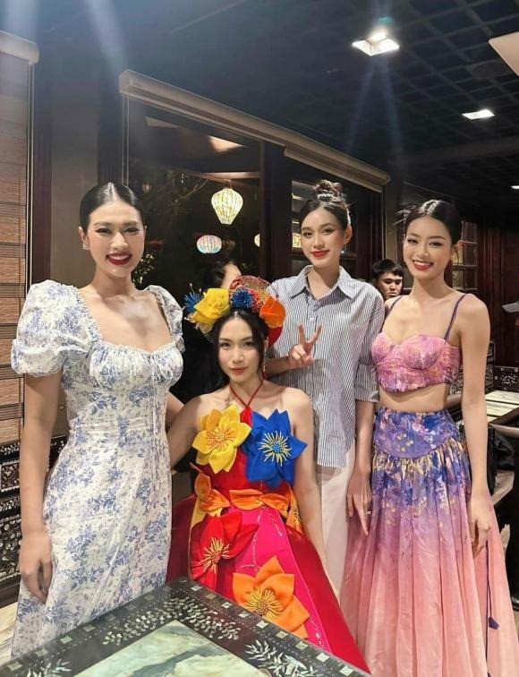 Hòa Minzy bị 'dìm' chiều cao khi đứng cạnh các nàng hậu. Ảnh: Internet Hòa Minzy bị 'dìm' chiều cao khi đứng cạnh các nàng hậu. Ảnh: Internet