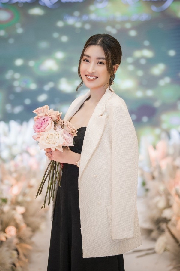 Tiểu Vy từng trao lại hoa cưới bắt được cho Đỗ Mỹ Linh. Ảnh: Internet Tiểu Vy từng trao lại hoa cưới bắt được cho Đỗ Mỹ Linh. Ảnh: Internet