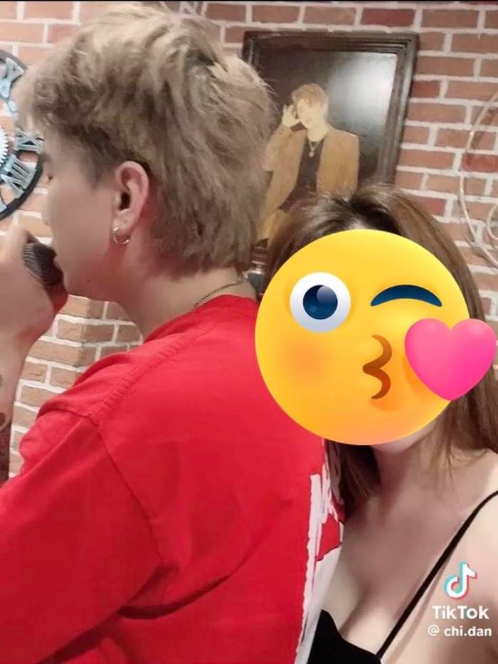 Cô gái lạ mặt tình cảm bên Chi Dân. Ảnh: Chụp màn hình Cô gái lạ mặt tình cảm bên Chi Dân. Ảnh: Chụp màn hình